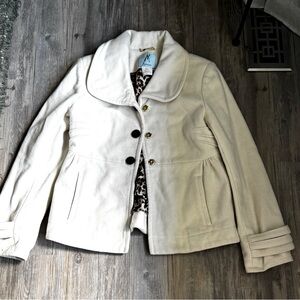 Beautiful coat in excellent condition. No flaws